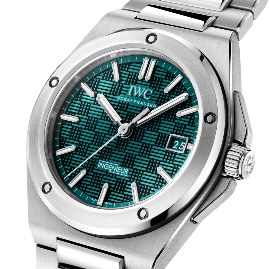 IWCシャフハウゼンがブルー文字盤の「インヂュニア